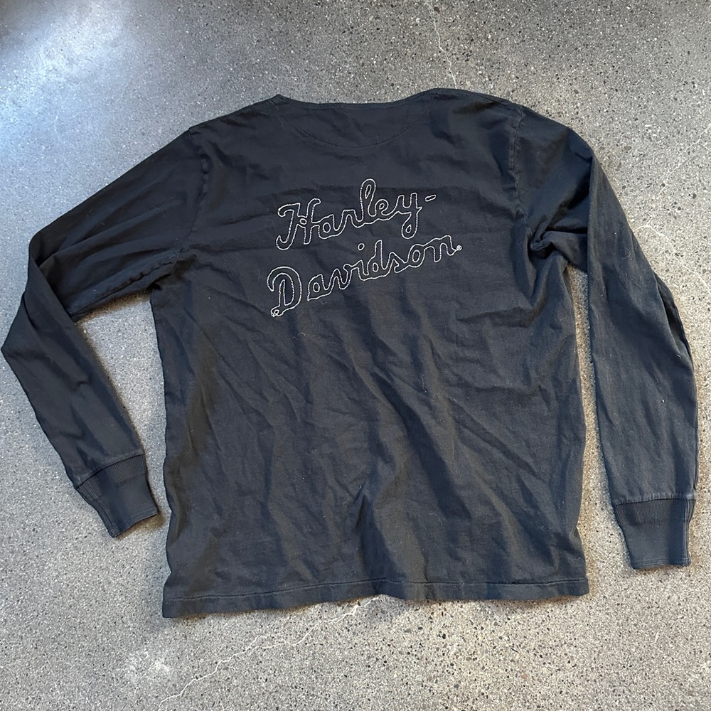 On the Roam x H-D Chainstitch Script Henley - Black - XL